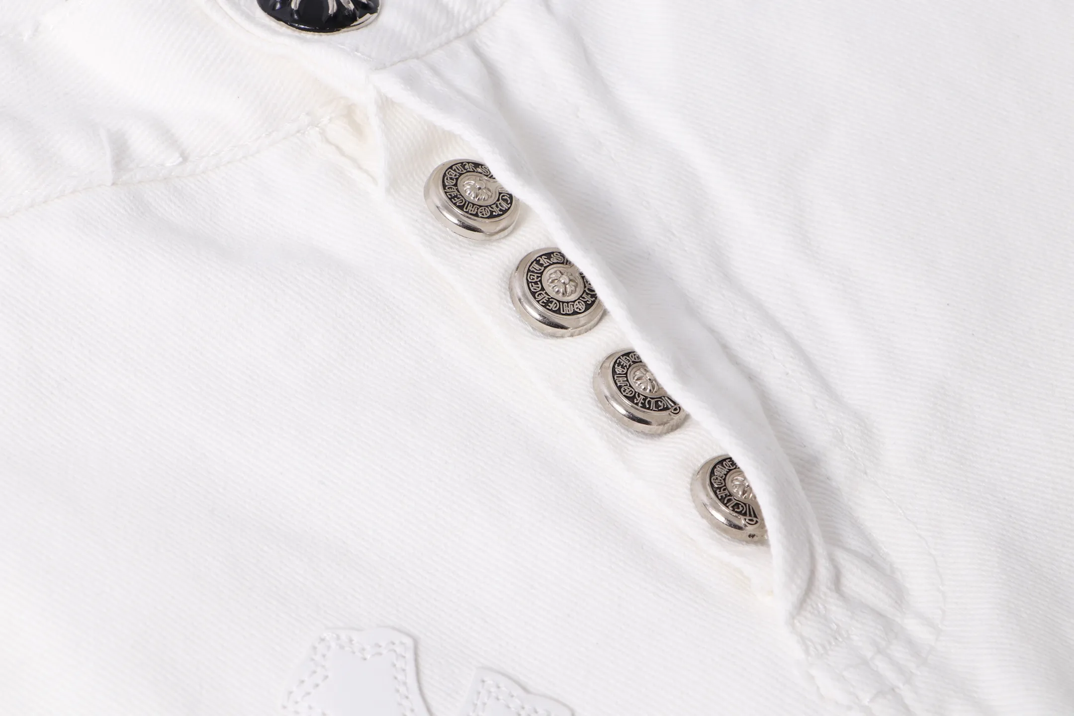 P290 Style No.: H919 Chrome Hearts & Chrome Hearts White Pants Pentagram ⭐️ Jeans for men and women (original). Styles with different washes and textures, very friendly to people with thin legs and thick legs. The slightly flared version is very flattering to the leg shape. Moderate length that never goes out of style, easy to match with casual, basic styling for various styles, a must-have in the wardrobe! The fabric is stiff but also makes the upper body soft without losing texture. The washing process is even more perfect. It is a must-have item for everyone! ! ! Washed wheat, tag, pants label, three labels complete Color: white Size: 28-30-32-34
